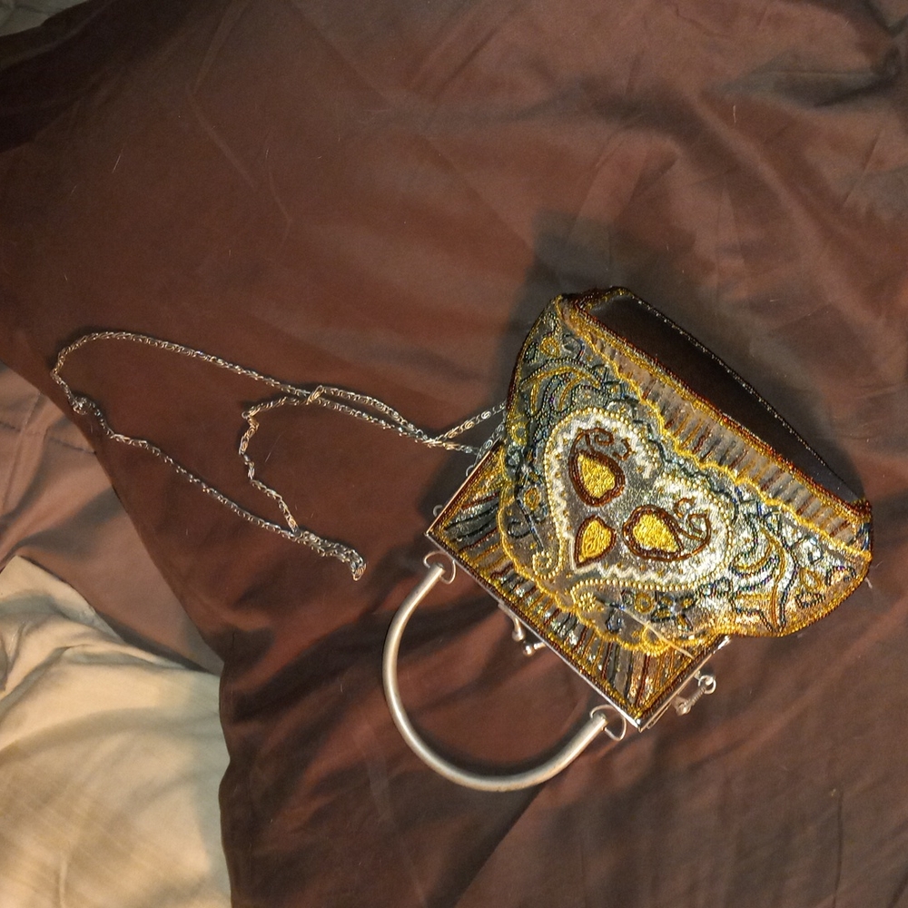 Beautiful vintage style purse. 💋 kiss closure.